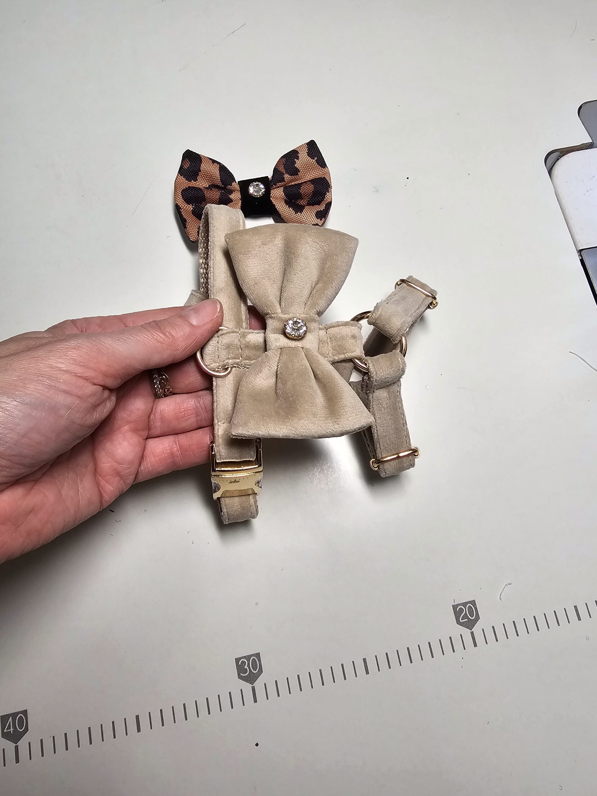 Szelki guard jasno beżowe welurowe z odpinaną kokardką - obrazek 3